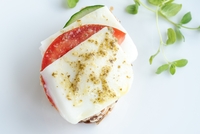 Mozzarella/Tomate auf Kornbaguette